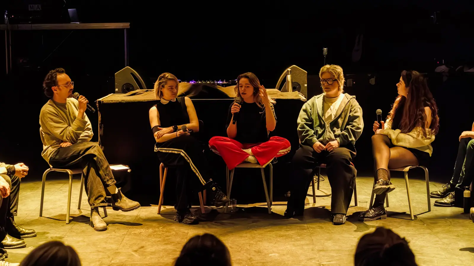 Vijf jongeren in een panelgesprek op het podium