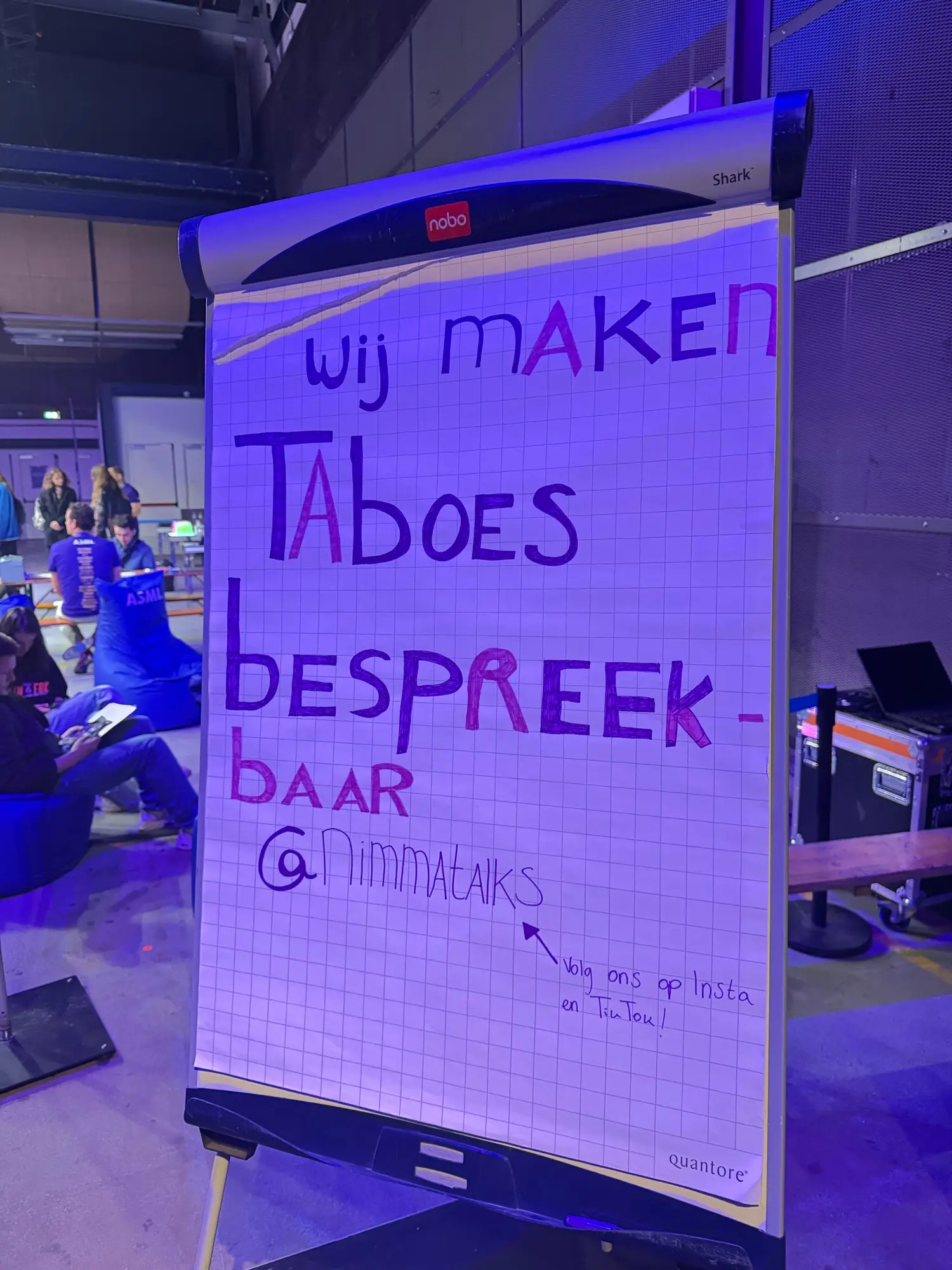 Flip-over met de tekst: wij maken taboes bespreekbaar, @nimmatalks