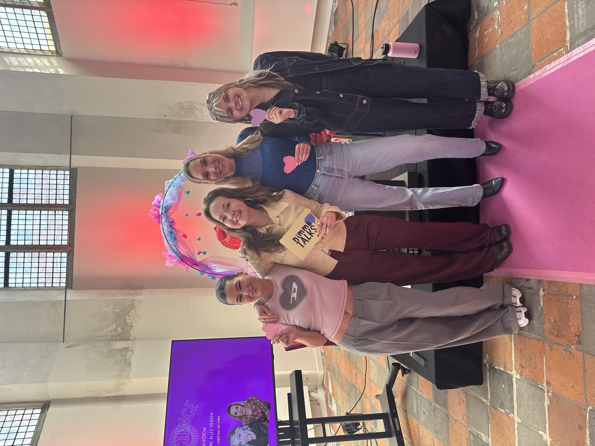 Het team op de roze loper bij een evenement